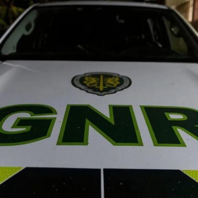 Pessoa oferece ajuda a idoso e rouba-lhe o carro