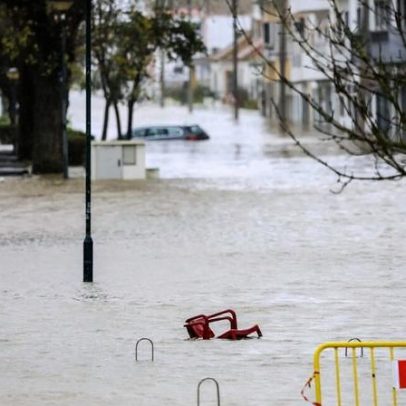 Inundação em Alcácer do Sal alarga área afetada; mesas flutuam no rio
