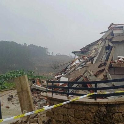Casa desaba junto à saída da A7 em Arco de Baúlhe