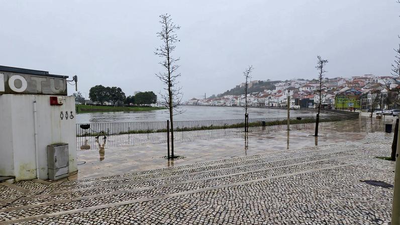 Temporal deixa Alcácer do Sal submersa na zona ribeirinha com rajadas perto dos 100 km/h