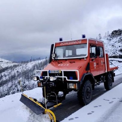 Queda de neve leva ao corte de estradas na Serra do Açor