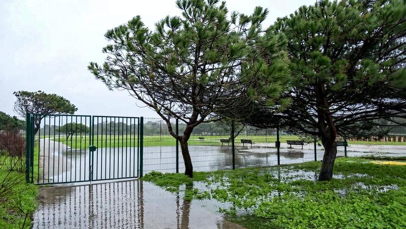 Mau tempo encerra Parque Urbano da Costa da Caparica por questões de segurança