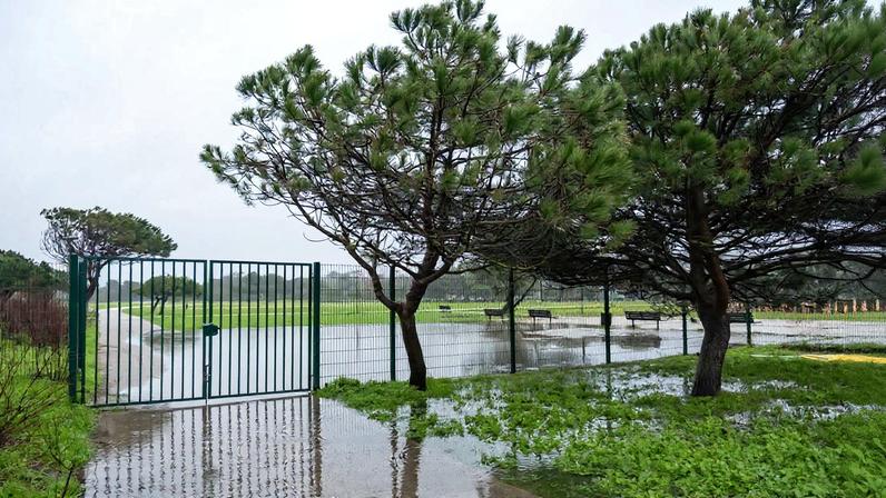 Mau tempo encerra Parque Urbano da Costa da Caparica por questões de segurança