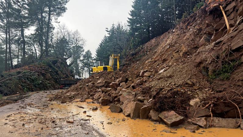 MANTEIGAS: Troço da EN232 encerrado devido a deslizamento de terras