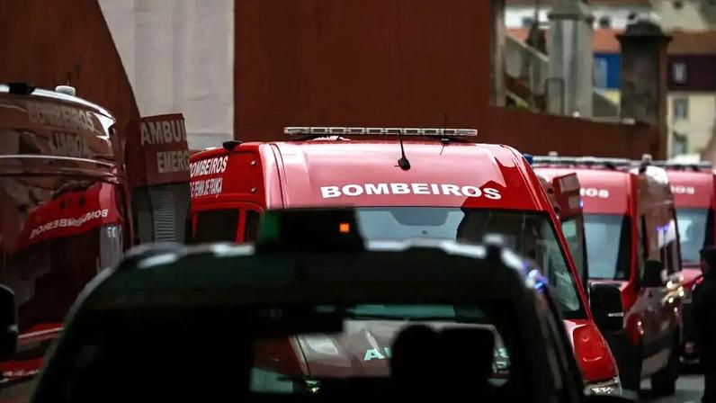 Muitas ambulâncias de emergência pré-hospitalar são asseguradas por bombeiros voluntários