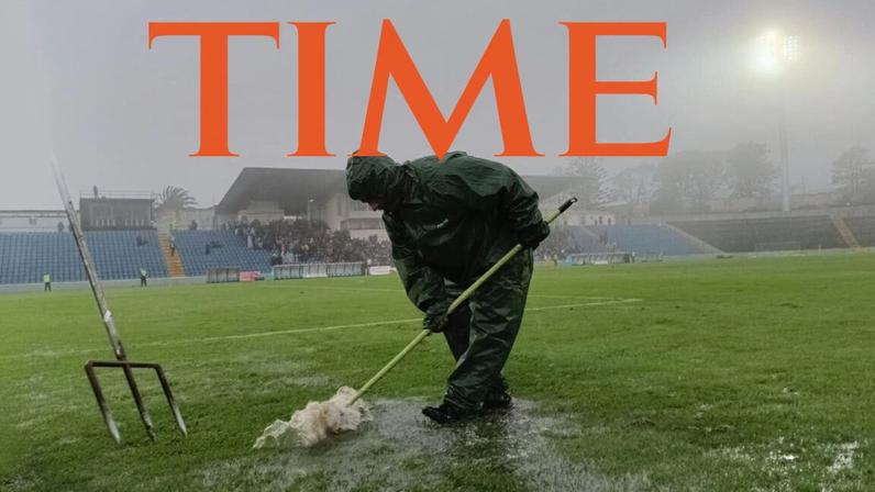 Chuva forte tem deixado relvados alagados comprometendo as condições para a prática de futebol