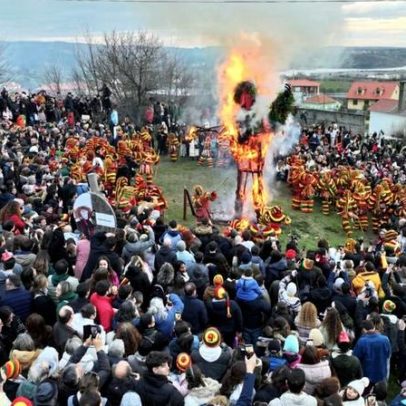 Entrudo Chocalheiro atrai milhares e colore Podence verde, amarelo e vermelho