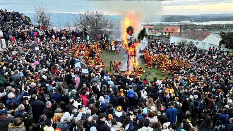Entrudo Chocalheiro atrai milhares e colore Podence verde, amarelo e vermelho