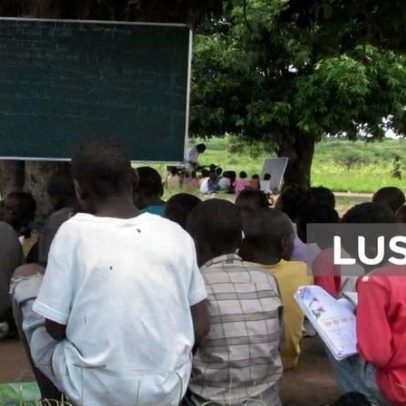 Moçambique estuda medidas para evitar que alunos estudem debaixo de árvores