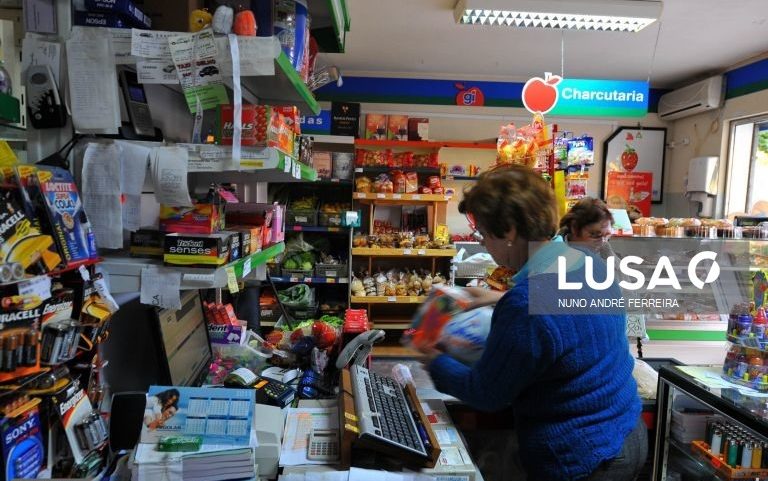 Confiança dos consumidores cai em fevereiro e clima económico aumenta - INE