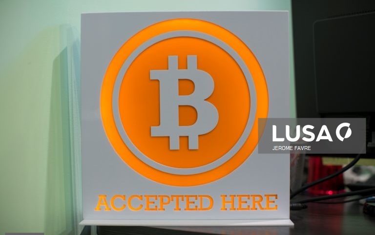 Bitcoin cai mais de 4% em contexto de incerteza sobre tarifas nos EUA