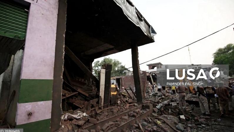 Pelo menos sete mortos em incêndio numa fábrica clandestina de fogo-de-artifício em Nova Deli