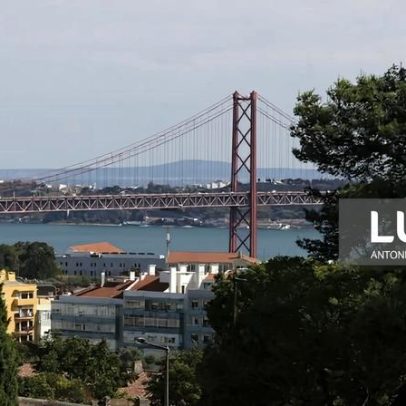 Mau tempo impede circulação de motos e veículos com lonas na Ponte 25 de Abril