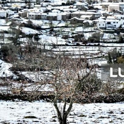 Autocarro com crianças e idosos fica preso na neve em Castro Daire