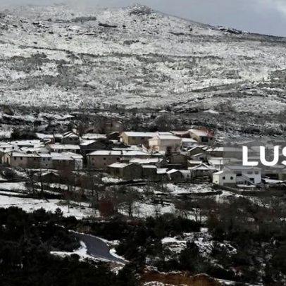 Autocarro preso na neve em Castro Daire: crianças e idosos retirados