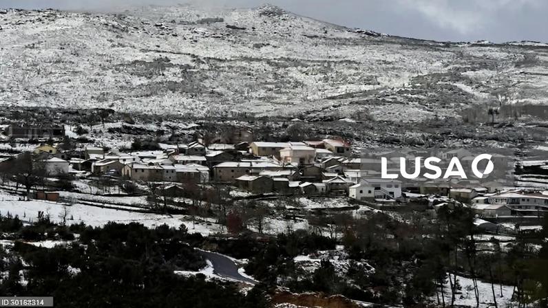 Crianças e idosos retirados de autocarro preso na neve em Castro Daire