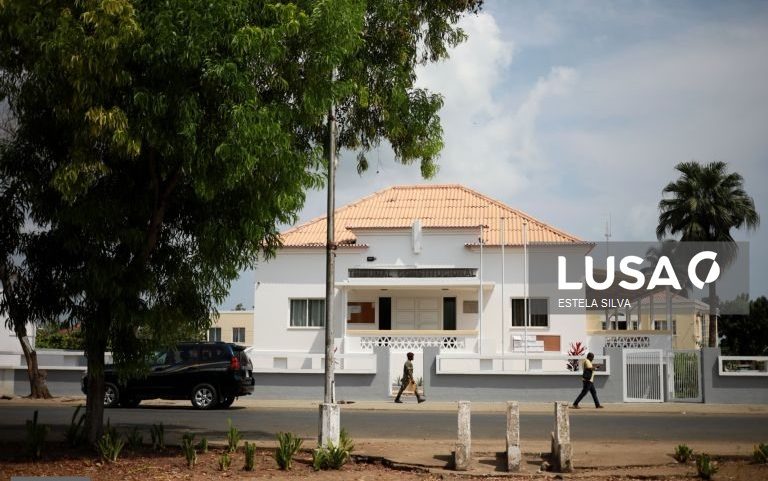 Deputados são-tomenses destituem presidente do parlamento e juízes do TC