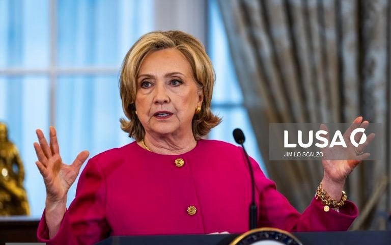 Hillary Clinton pede que Trump seja questionado sobre laços com Epstein