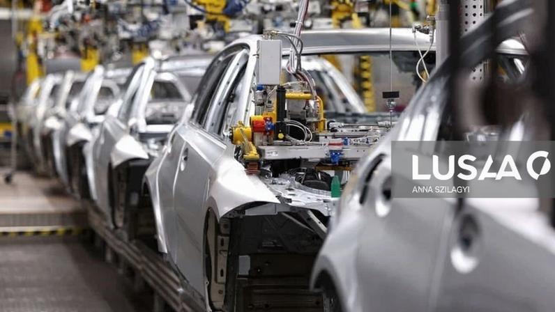 BMW aposta em robôs humanoides para automatizar tarefas em fábrica na Alemanha