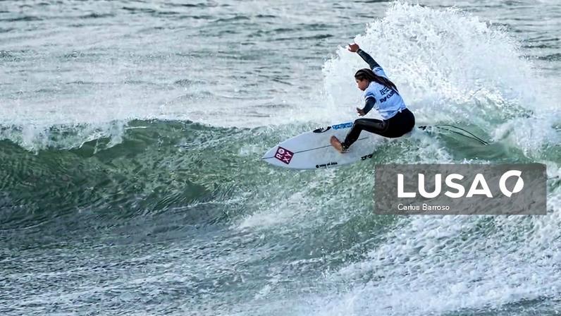 Francisca Veselko perto da elite mundial de surf após chegar às meias no Havai