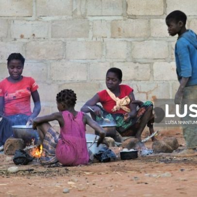 Alunos moçambicanos iniciam aulas em tendas após cheias destruírem escolas