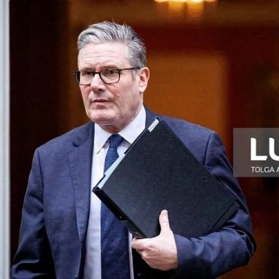 PM britânico quer manter-se no Governo apesar de Mandelson no caso Epstein