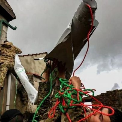 Militares reparam telhado com lonas na casa de idosa em Coelheira