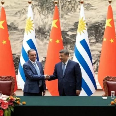 Xi apoia mundo multipolar e globalização inclusiva em encontro com PR do Uruguai