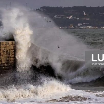 Mau tempo: costa e 13 distritos com aviso laranja por ondas, chuva, vento e neve