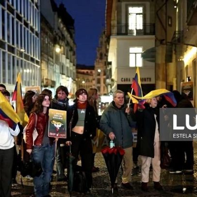 Cerca de 40 pessoas no Porto assinalam um mês da captura de Nicolás Maduro