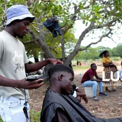 No maior centro de deslocados em Moçambique, cortam cabelo à espera da água recuar