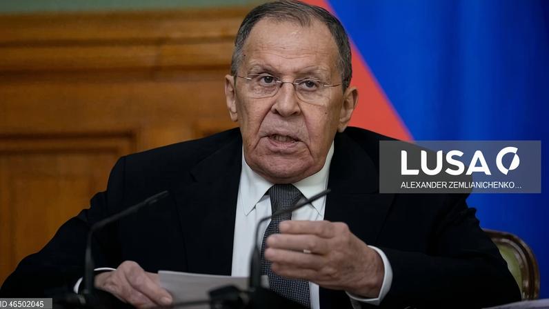 Moscovo diz que continuará a cumprir tratado nuclear se EUA o fizerem