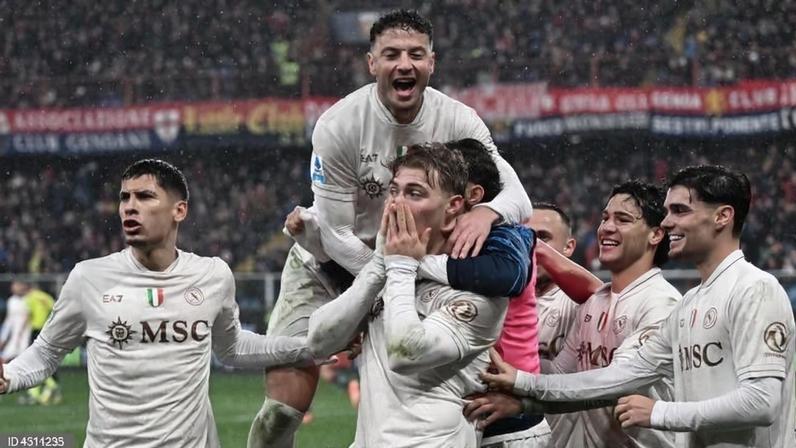 Nápoles vence em Génova com penálti nos descontos