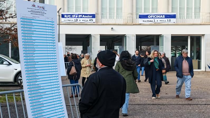 Projeções das televisões apontam para abstenção entre 37,5 % e os 48%