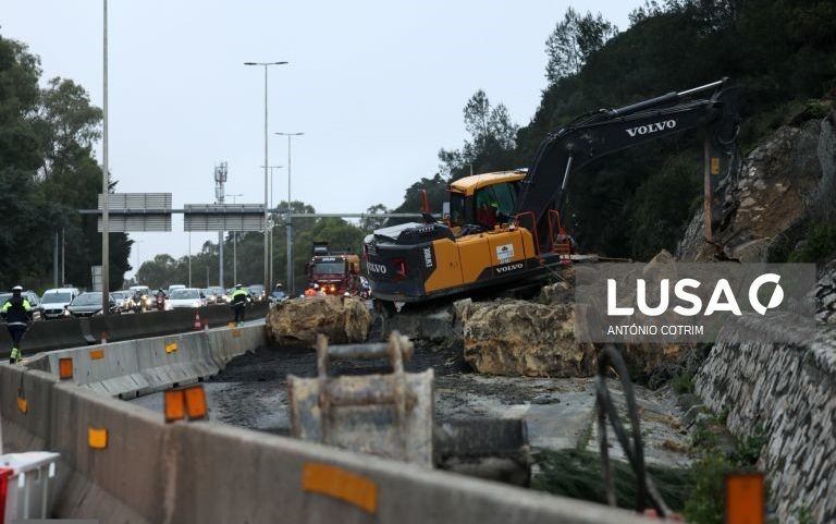 Acesso da Ponte 25 de Abril para a A5 de novo cortado