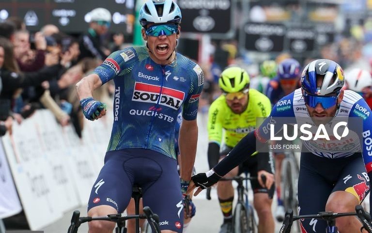 Volta ao Algarve: Francês Paul Magnier vence etapa inaugural e é o primeiro líder
