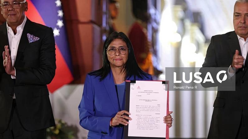 Líder interina promete Venezuela mais democrática após assinar lei de amnistia