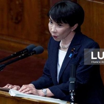 Primeira-ministra do Japão em polémica sobre ofertas a deputados