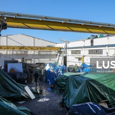 Mau tempo provoca perda de teto numa empresa de Leiria, chão intacto