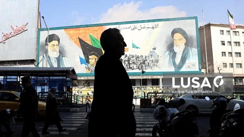 Protestos de estudantes universitários prosseguem pelo quinto dia consecutivo no Irão