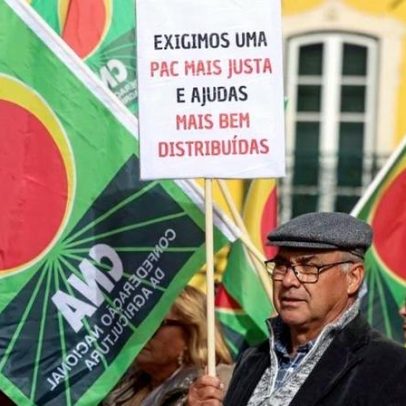 Cinquenta agricultores concentram-se em frente à AR contra PAC e Mercosul
