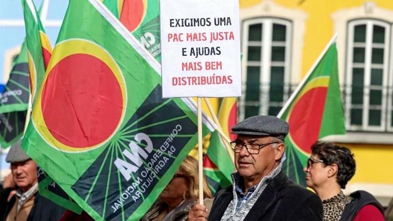 Meia centena de agricultores concentram-se em frente à AR contra PAC e acordo Mercosul