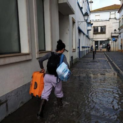 Cheia em Coruche leva à evacuação de casas e risco de galgamento do muro