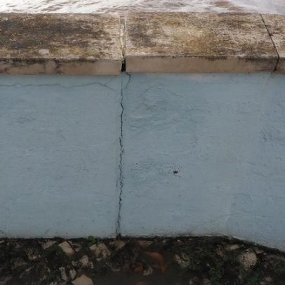 Muro entre Coruche e o Sorraia com fissura numa junta em risco