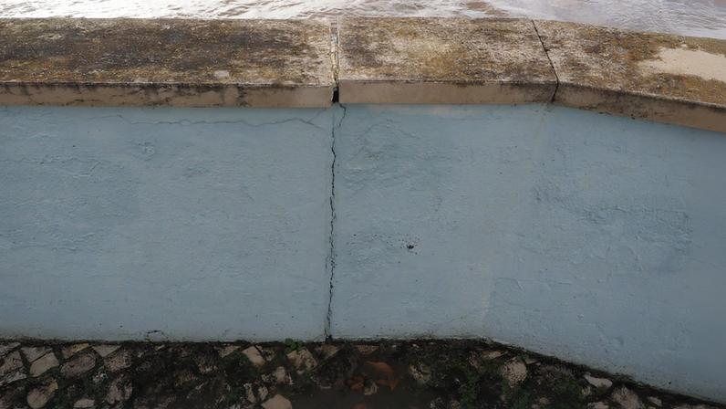 Muro que separa Coruche do rio Sorraia em risco com fissura numa junta