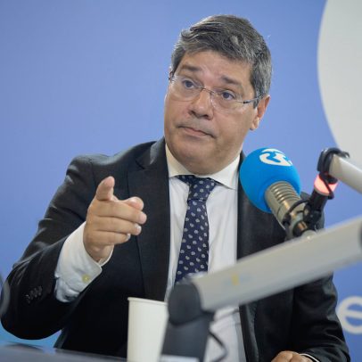 Brilhante Dias afirma que quem deve estar ao comando não sai na borrasca