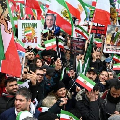 Iranianos gritam slogans das janelas e telhados contra o regime após protestos no exterior