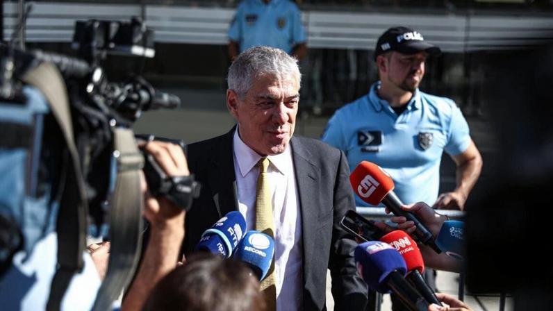 O tribunal ordenou a nomeação de um advogado oficioso para que o julgamento prossiga