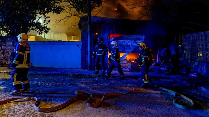 O alerta para o incêndio na Rua da Lameira de Baixo, em Campanhã, foi dado pelas 23.38 horas