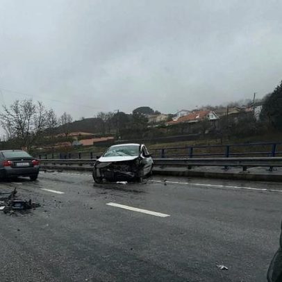 Colisão entre duas viaturas deixa quatro feridos na EN 105, Santo Tirso
